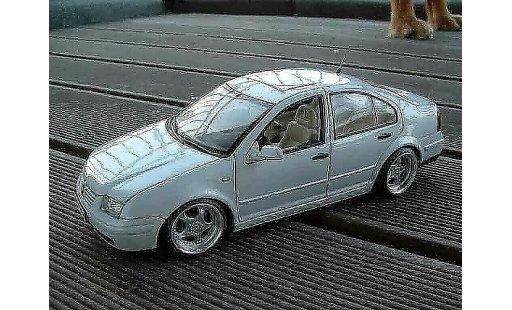 Volkswagen Bora Base 1/18 Norev wit modelauto