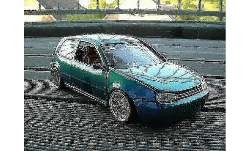 Volkswagen Golf GTI 1/18 Revell cameleon modelauto