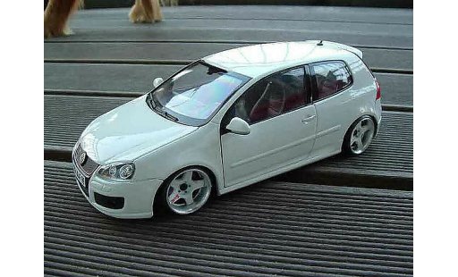 Volkswagen Golf GTI 1/18 Burago wit rs style modelauto