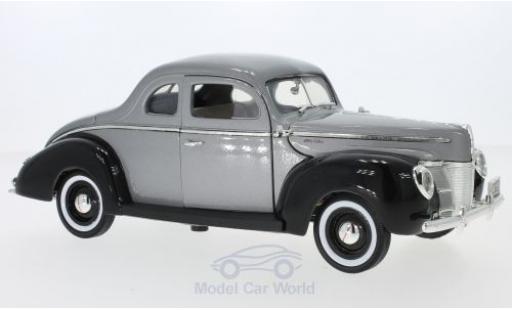 Modelauto Ford Deluxe Berline metallic grijs/zwart 1940 1/18 Motormax