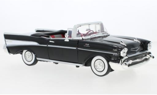 Modelauto Chevrolet Bel Air Convertible Cabriolet zwart/wit James Bond 007 - Dr.No 1957 1/18 Motormax