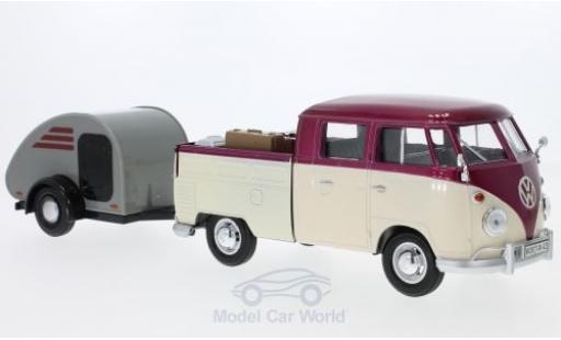 Modelauto Volkswagen T1 B Doppelkabine metallic rood/beige met Surfboard en Teardrop-Anh&Atilde;&curren;nger 1/24 Motormax