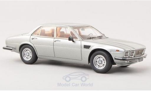 Modelauto De Tomaso Deauville Berline metallic grijs 1978 1/43 Neo