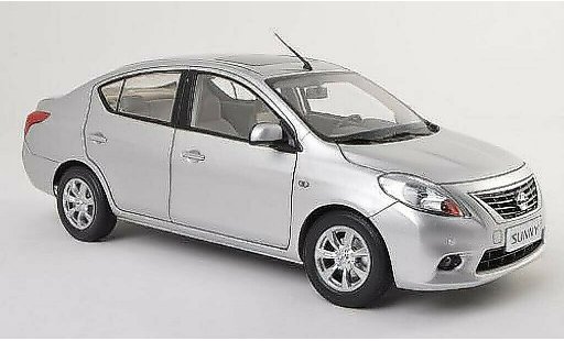 Nissan Sunny Base 1/18 Paudi grijs 2010 modelauto
