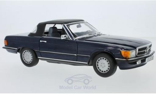 Modelauto Mercedes 300 Base (R 107) metallic blauw 1986 kap liegt ein 1/18 Norev