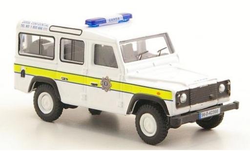 Modelauto Land Rover Defender Base Station Wagon Garda Confidential 1/76 Oxford