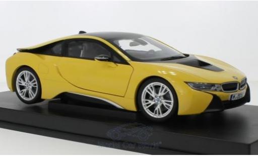 Modelauto Bmw i8 Coupe geel 1/18 Paragon