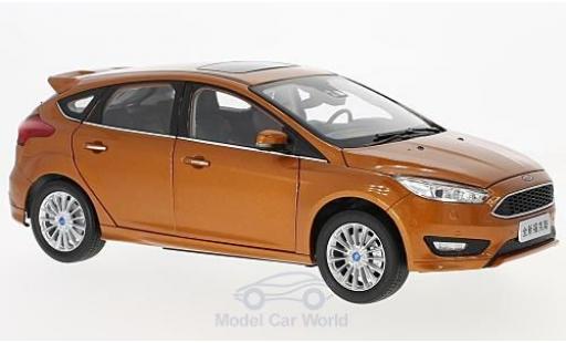 Modelauto Ford Focus Berline MK III metallic oranje 2015 1/18 Paudi