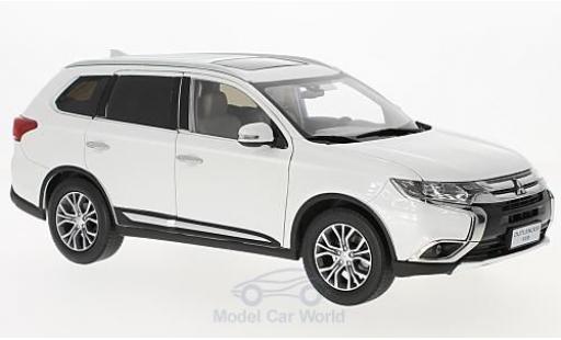 Modelauto Mitsubishi Outlander Base wit 2016 1/18 Paudi