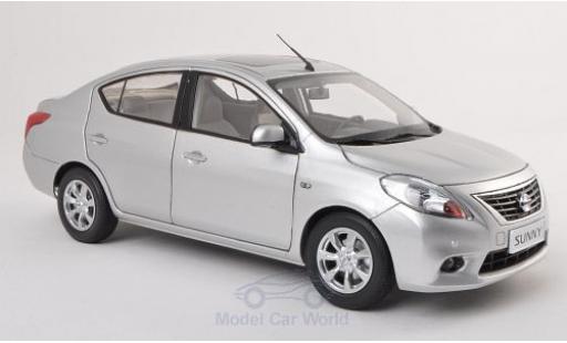 Modelauto Nissan Sunny Base grijs 2010 1/18 Paudi
