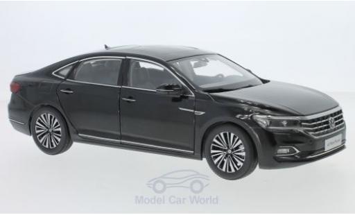 Modelauto Volkswagen Passat B8 zwart 2019 1/18 Paudi