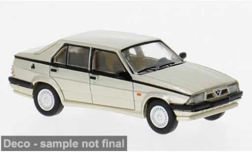 Modelauto Alfa Romeo 75 berline beige 1988 1/87 PCX87