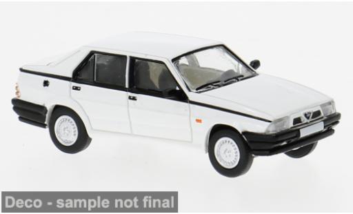 Modelauto Alfa Romeo 75 berline wit 1988 1/87 PCX87