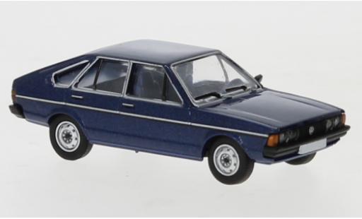 Modelauto Volkswagen Passat B1 metallic blauw 1977 1/87 PCX87