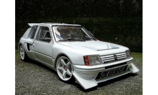 Peugeot 205 Turbo 16 1/18 Solido preparee pour la course T16 modelauto