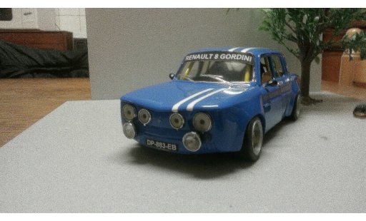 Renault 8 Gordini 1/18 Burago blauw kit large groupe A modelauto