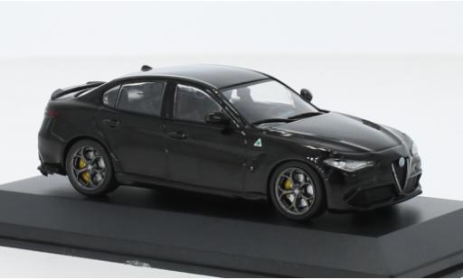Modelauto Alfa Romeo Giulia quadrifoglio zwart 1/43 Solido