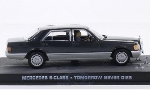 Modelauto Mercedes Classe S Base (W126) grijs/grijs James Bond 007 Der Morgen stirbt nie zonder Vitrine 1/43 SpecialC