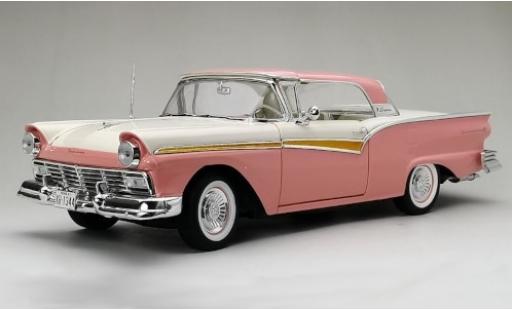 Modelauto Ford Fairlane 500 Skyliner roze/wit 1957 1/18 Sun Star