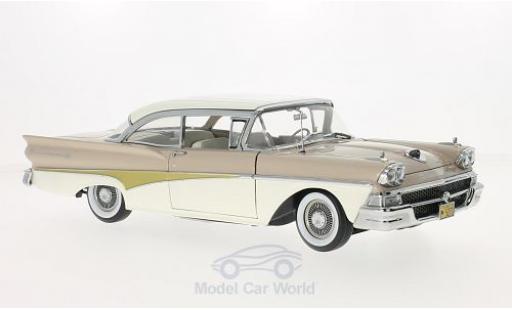 Modelauto Ford Fairline 500 Hardtop beige/wit 1/18 Sun Star