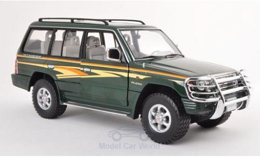 Modelauto Mitsubishi Pajero Base groen/Dekor 1998 met Rammschutz 1/18 Sun Star