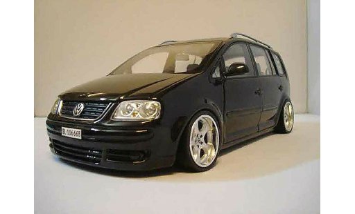 Volkswagen Touran Base 1/18 Shanghai Volkswagen zwart jantes porsche modelauto