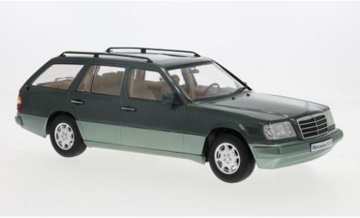 Modelauto Mercedes Classe E Kombi T-Modell (S124) groen 1995 1/18 Triple 9 Collection