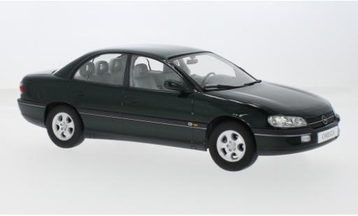 Modelauto Opel Omega B Base B metallic groen 1996 1/18 Triple 9 Collection