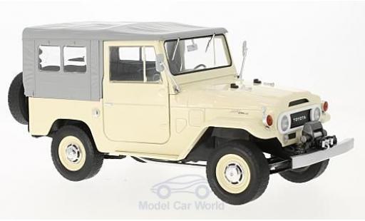 Modelauto Toyota Land Cruiser 40 FJ40 beige/grijs 1967 1/18 Triple 9 Collection