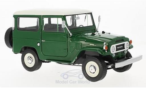 Modelauto Toyota Land Cruiser 40 FJ40 groen/wit 1967 1/18 Triple 9 Collection