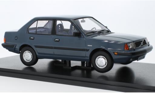 Modelauto Volvo 360 Base blauw 1987 1/18 Triple 9 Collection