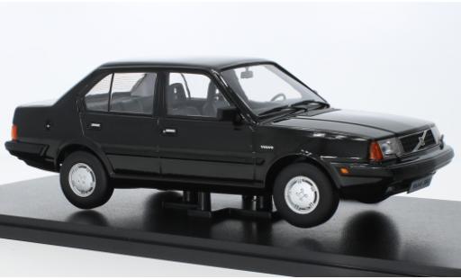 Modelauto Volvo 360 Base metallic zwart 1987 1/18 Triple 9 Collection