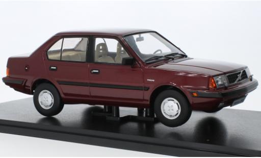 Modelauto Volvo 360 Base metallic rood 1987 1/18 Triple 9 Collection