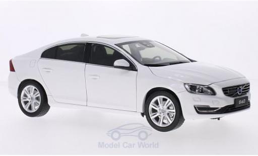 Modelauto Volvo S60 Base metallic wit 2015 1/18 Ultimate Diecast