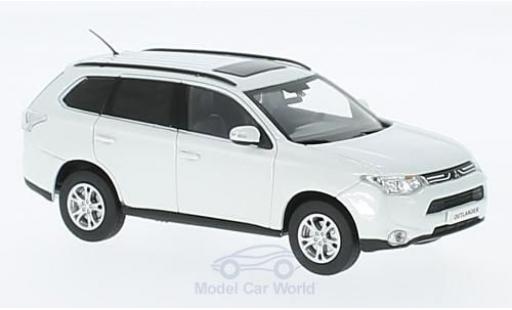 Modelauto Mitsubishi Outlander Base metallic wit 1/43 Vitesse