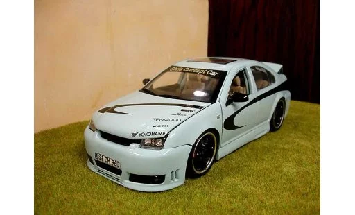 Volkswagen Bora Base 1/18 Revell show car modelauto