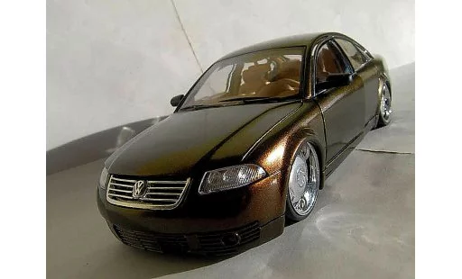 Volkswagen Passat Base 1/18 Welly dub peinture cameleon modelauto