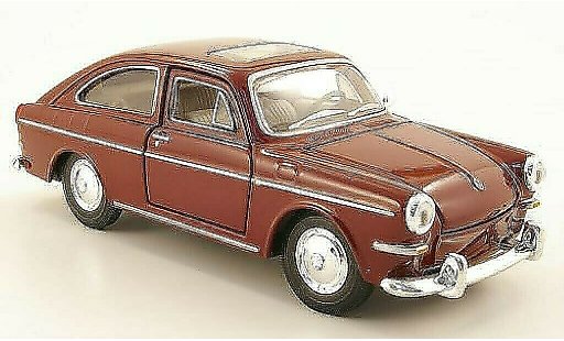 Volkswagen 1600 Base 1/24 Maisto Fastback rood modelauto