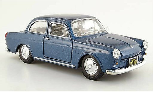 Volkswagen 1600 Base 1/24 Maisto Stufenheck blauw 1967 modelauto