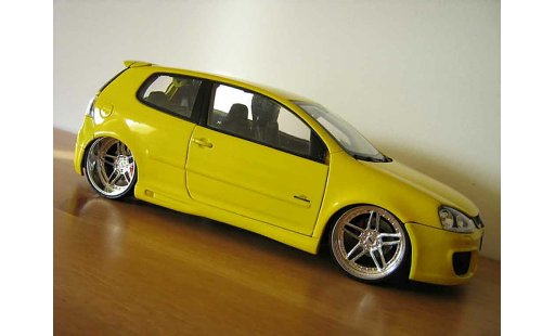 Volkswagen Golf GTI 1/18 Burago geel jantes ac schnitzer modelauto