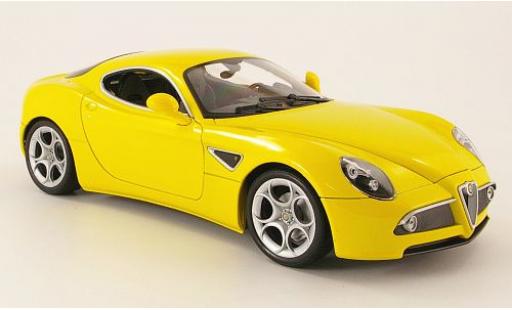 Modelauto Alfa Romeo 8C competizione geel 1/18 Welly