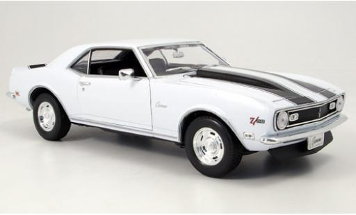 Modelauto Chevrolet Camaro Z28 Coupe wit met zwarten strepen 1968 1/18 Welly