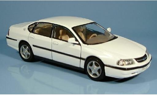 Modelauto Chevrolet Impala SS wit 2001 1/24 Welly