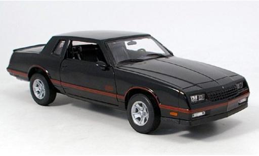 Modelauto Chevrolet Monte Carlo SS zwart 1987 1/18 Welly