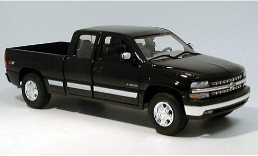 Modelauto Chevrolet Silverado pickup Ext. Cab zwart 1/18 Welly