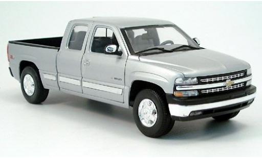 Modelauto Chevrolet Silverado pickup Ext. Cab grijs 1/18 Welly