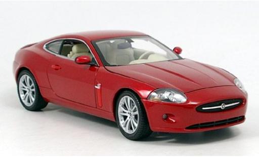 Modelauto Jaguar XK Base Coupe rood 1/18 Welly
