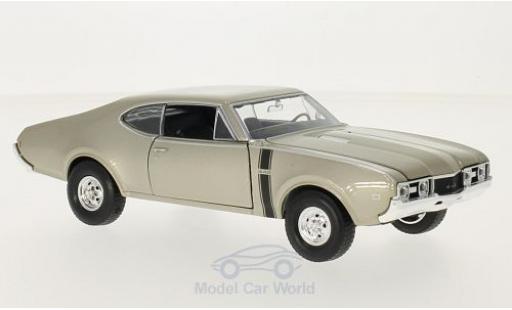 Modelauto Oldsmobile 442 Base metallic beige 1/24 Welly