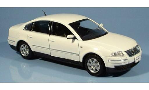 Modelauto Volkswagen Passat B5 Sedan wit 2002 1/24 Welly