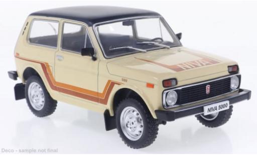 Modelauto Lada Niva Base 5000 beige/Dekor 1980 1/24 WhiteBox